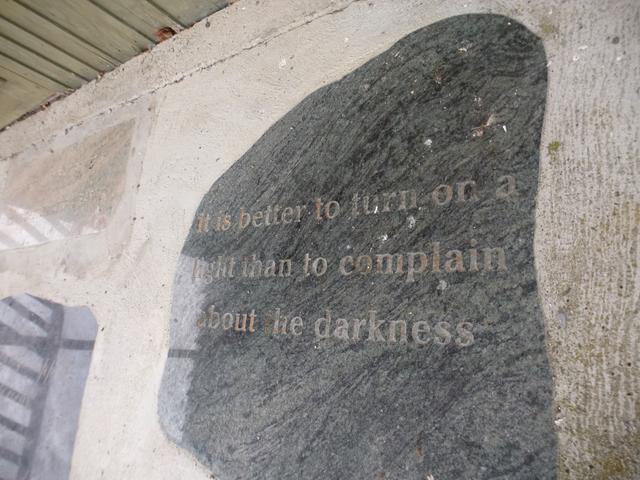 Es ist besser, ein Licht in der Dunkelheit anzuzünden, als über die Dunkelheit zu klagen. 