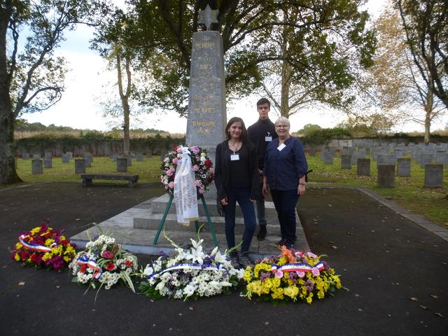 Caroline Eichenberg, Willi Kraft, Heidi Leins vor dem Mahnmal