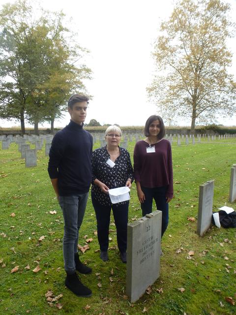 Die Brettener am Stein für Jakob Erlebacher, der in Bretten einen Stolperstein hat.