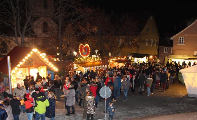 Weihnachtsmarkt in Sternenfels: Dichtes Gedränge an den Ständen der Vereine.