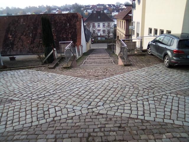 In einer Linie - Blick vom Kircheneingang zum Pfarrhaus