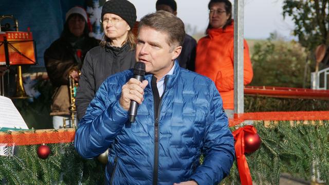 Oberbürgermeister Martin Wolff sprach ein Gruwßwort auf dem Weihnachtsmarkt. | Foto: SDMG / Gress