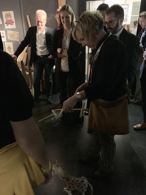 Auch unsere Chefin Suzanne Pfefferle darf die Marionette Gisela der Augsburger Puppenkiste spielen