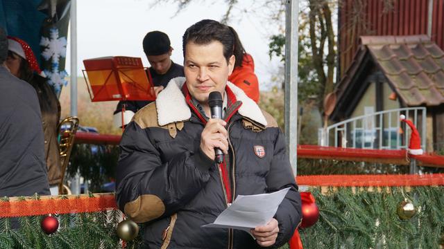 Der Ruiter Ortsvorsteher Aaron Treut eröffnete den Weihnachtsmarkt. | Foto: SDMG / Gress