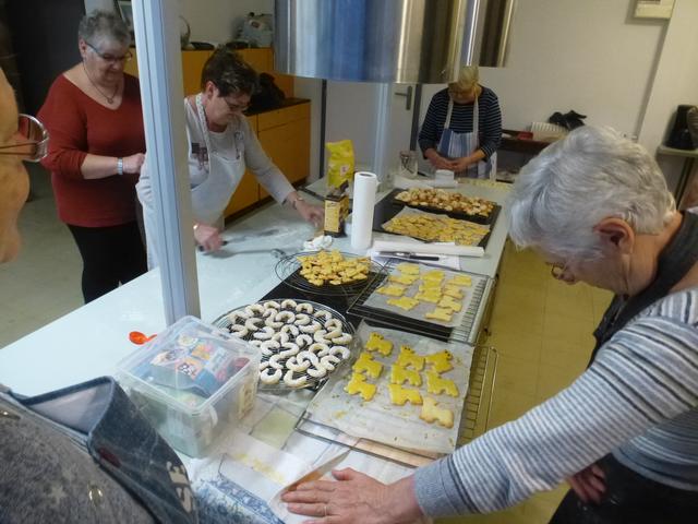 Die Hundle warten auf die Dekoration