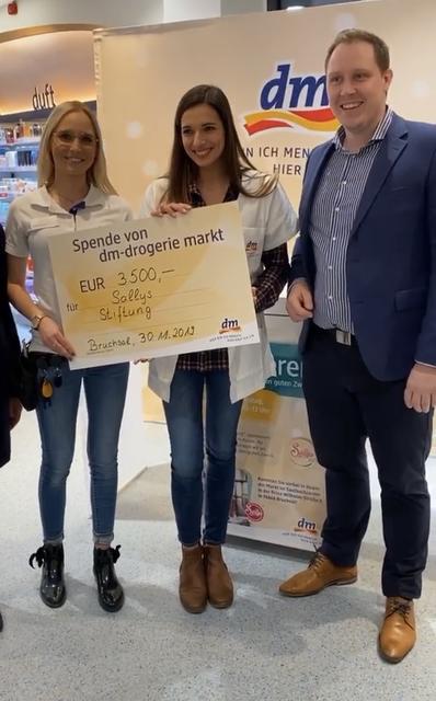 Im neu eröffneten dm im Saalbachcenter in Bruchsal sammelte Sally Geld für ihre gemeinnützige Stiftung.  | Foto: cha