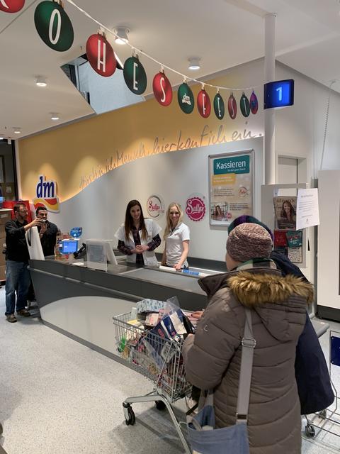 Es geht los: Die ersten Kundinnen dürfen an Sally’s Kasse