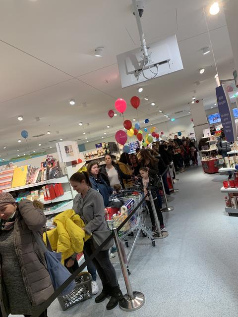 Schlange stehen für Sally