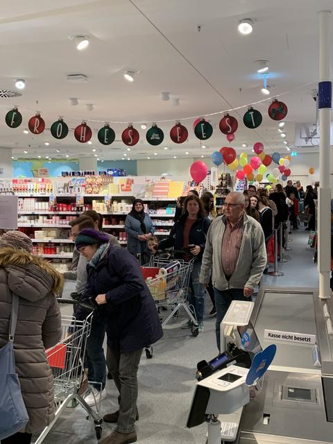 Zahlreiche Kunden freuen sich auf Sally im dm Bruchsal