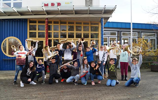 Junge Bläser ganz groß

Mit einer bunten Mischung weihnachtlicher Lieder präsentiert sich am Mittwoch, 11. Dezember, um 18 Uhr die Bläserklasse der Max-Planck Realschule auf dem Weihnachtsmarkt. Die Schülerinnen und Schüler der Klasse 6b spielen unter der Leitung von Steffen Westermann und Lisa Amrhein in verschiedenen Konstellationen. Für diesen Abend haben sich das gesamte Blasorchester, die Blockflöten sowie verschiedene Kombos der Bläserklasse zusammengetan. | Foto: MPR
