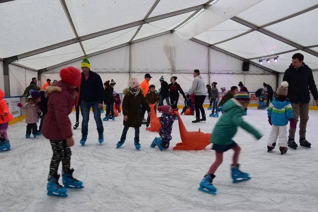 Die Eislaufbahn auf dem Brettener Weihnachtsmarkt bleibt bis 5. Januar geöffnet. | Foto: ch
