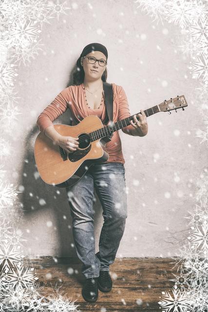 Stimmungsvoller Ausklang mit Anica

Ihr Weihnachtssong „First Christmas“ war schon mehrfach im Radio zu hören. Am Sonntag, 22. Dezember, ab 18 Uhr präsentiert Anica diesen und weitere eigene, aber auch andere bekannte Weihnachtshits wie „Have yourself a merry little Christmas“, „Santa Baby“ und „Let it snow“ zum Ausklang des Brettener Weihnachtsmarkts. Manche kennen sie noch von ihrem ersten Auftritt 2017, als die Karlsruher Singer-Songwriterin mit ihrer einfühlsamen Stimme, ihrem prägnanten Gitarrenspiel und den dezent eingesetzten Fuß-Percussions das Weihnachtsmarkt-Publikum begeisterte. Schon vor ihrem zweiten Brettener Auftritt kann man sie auf den Weihnachtsmärkten in Kehl (7.12.), Baden-Baden (17.12.), Gengenbach (19.12.) und Schwäbisch-Hall (21.12.) erleben. | Foto: Anica