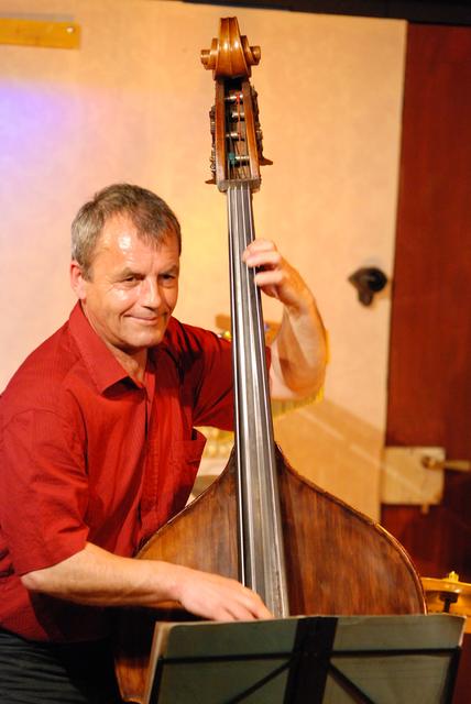 Jazz-Club goes Weihnachtsmarkt

Warum nicht mal Weihnachtslieder jazzig interpretieren, fragte sich der Brettener Jazz-Club-Vorsitzende Peter Gropp (Foto). Gesagt, getan – unter dem gemeinsamen Label „Stötzner-Steitz-Gropp“-Trio präsentiert der Kontrabassist auf dem Weihnachtsmarkt zusammen mit der Sängerin Elly Stötzner und dem Pianisten Dieter Steitz am Montag, 16. Dezember, um 18 Uhr Weihnachtslieder aus Jazz und Pop, aber auch traditionelle Stücke in jazzigem Gewand. Nebenbei will das Trio mit seinem Auftritt auch auf die Aktivitäten des Clubs aufmerksam machen. Wem´s gefällt, der kann die drei Künstler nochmals erleben - zusammen mit weiteren Musikern bei der „Großen Weihnachtsparty“ des Jazz-Club Bretten am Samstag, 28. Dezember, im Saal des Bernhardushauses.  | Foto: Peter Gropp