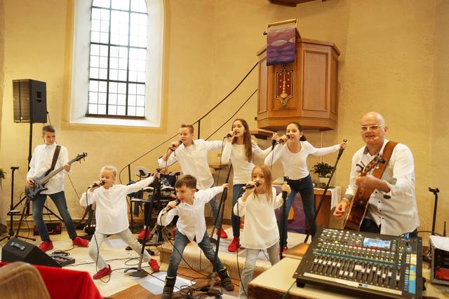 Fröhliche Weihnachts- und Winterlieder

Am Freitag, 20. Dezember, um 16 Uhr singen der Liedermacher Dirk Knauer und die Kinder-Show-Band "DIRK &amp; wir" auf dem Weihnachtsmarkt in Bretten vor allem fröhliche Weihnachts- und Winterlieder. Zwei Tage später, am Sonntag, 22. Dezember, um 16 Uhr veranstalten "DIRK &amp; wir" ihr großes traditionelles Weihnachtskonzert für die ganze Familie in festlicher und besinnlicher Atmosphäre in der evangelischen Kirche in Bretten-Ruit, der Eintritt ist frei.
 | Foto: Dirk Knauer