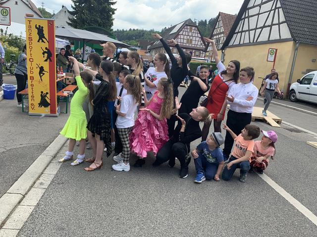 Bewegung mit den Dance Kids

Im Sturm erobern wollen die Dance Kids des TSC Bretten die Herzen der Besucher/innen des Brettener Weihnachtsmarkts mit ihrem Auftritt am vierten Adventssonntag, 22. Dezember, von 16 bis etwa 17.15 Uhr. Mit von der Partie ist Martha Arndt, Star von Let's Dance und Tanzweltmeisterin 2017 des WDSF, die auf Einladung von TSC-Präsident Kay-Marcus Kulke den Auftritt moderiert. Wem's gefällt, der kann im Spiegelsaal des VfB Bretten, Willi-Hesselbacher-Weg 3 in Bretten, vorbeischauen, wo der TSC jeden Donnerstag von 17 bis 18 Uhr Tanz- und Bewegungssport für Kids und von 20 bis 21 Uhr auch für Eltern und erwachsene Tanzinteressierte anbietet. | Foto: TSV Bretten