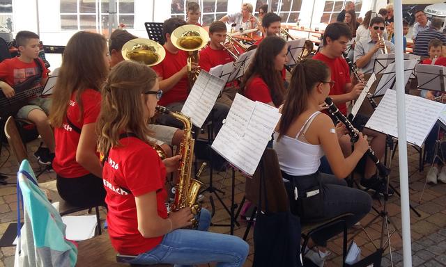 Flotte Blasmusik vom Jugendorchester Bauerbach

Mit einem bunten Mix aus traditionellen und modernen Weihnachtsliedern unterhält das Jugendorchester des Musikvereins „Harmonie“ Bauerbach unter der Leitung von Nadja Hollerbach am Sonntag, 8. Dezember, ab 17.30 Uhr das Publikum auf dem Brettener Weihnachtsmarkt. Das Programm des Jugendorchesters könnte unterschiedlicher nicht sein. Vom flotten Marsch bis zum modernen Radio-Hit haben die jungen Musiker für jeden Musikgeschmack einiges zu bieten. Die 21 Jungmusikerinnen und Jungmusiker proben jeden Freitag von 17.30 bis 19 Uhr im Probenraum des Musikvereins in der Fröbelstraße 1/1 in Bauerbach. Wer zwischen acht und 15 Jahren ist und gerne mal in eine Probe hineinschnuppern möchte, ist jederzeit herzlich willkommen. Weitere Infos unter www.mv-bauerbach.de | Foto: JO Bauerbach