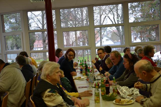 Martin Holler (mit Brille) kommt jedes Jahr für das Essen auf.