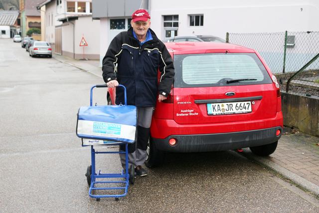„Austräger Brettener Woche“ steht auf dem roten Gefährt von Josef Reindl.