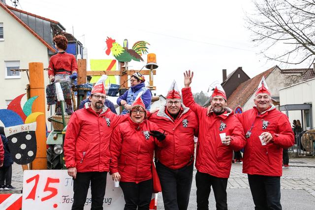 Ohne sie ginge nichts: Der Flehinger Fünfer-Rat organisiert seit Jahren den überregional beliebten Faschingsumzug.