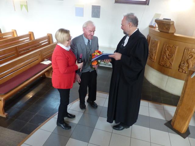 Dankfried Goll bekam von Pfarrer Rolf Weiß zum Dank eine Festschrift überreicht.  | Foto: Rinderspacher