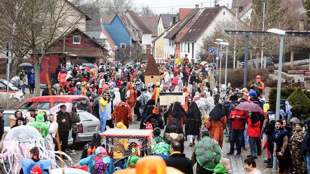Farbenfrohes Gewusel: Der Flehinger Umzug ist jedes Mal ein Augenschmaus.