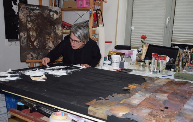 Künstlerisches Gedenken: Sabine Naumann bei der Arbeit an dem großformatigen Bild "Was bleibt" (Acryl, Holz, Metall, Gips, 2020) für die Ausstellung "Zwischen Krieg und Versöhnung" vom 28. Februar bis 17. März 2020 im Bruchsaler Rathaus. | Foto: ch