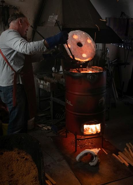 Heiße Sache: Tom Naumann bei der Arbeit am Raku-Brennofen. | Foto: privat