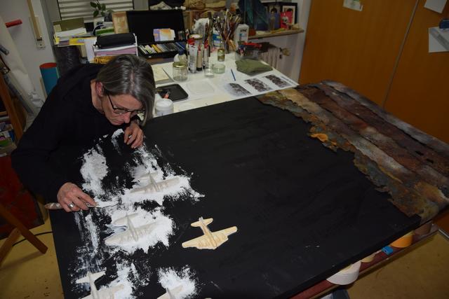 Erinnerung an die Zerstörung: Den Fliegerangriff vom 1. März 1945 stellt Sabine Naumann unter anderem mit Gipsmodellen der Bombenflugzeuge und verbrannten Originalblechen aus Bruchsal dar. | Foto: ch