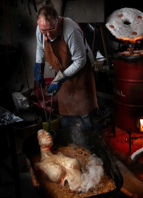 Nach dem Raku-Brand: Tom Naumann bettet die noch glühende Tonfigur zum Abkühlen auf Sand.  | Foto: privat