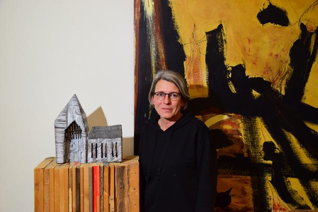 Skulptur und Malerei: Die Künstlerin Sabine Naumann mit ihrer Kettensägenarbeit "Die Kirche im Dorf lassen" von 2017 und einem Gemälde ("ohne Titel") aus dem Jahr 2014. | Foto: ch