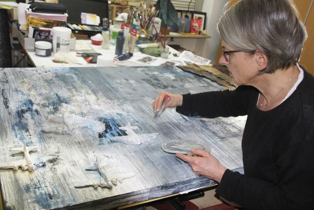 Tod aus den Wolken: Sabine Naumann vor Vollendung ihres Werks für die Bruchsaler Gedenk-Ausstellung. | Foto: Tom Naumann