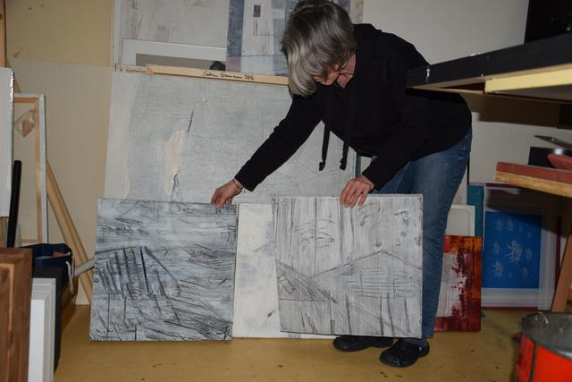 Freude an Linien: Sabine Naumann mit einigen ihrer Werke. | Foto: ch