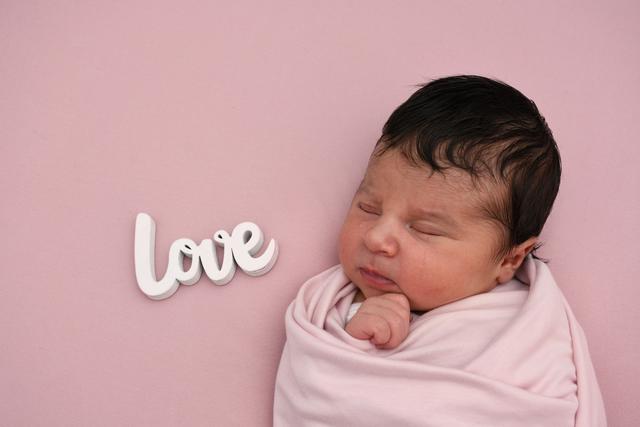 Emilie Dunis aus Karlsdorf-Neuthard kam am 25.01.2020 in der Fürst-Stirum Klinik Bruchsal zur Welt und wog bei einer Größe von 54 Zentimetern 4050 Gramm. | Foto: babysmile24.de