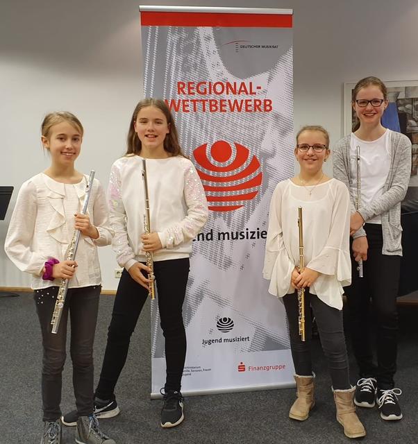 Querflöten Quartett (Lehrerin: Andrea Trautwein) Sara Landes, Juliane Roth, Alissa Schleh, Selma Seidel