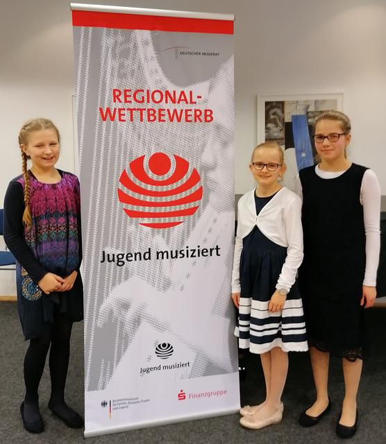 Querflöten Trio (Lehrerin: Stefanie Finke-Grimm) Anna Hofmann, Meggie Schellenberger (Lehrerin: Andrea Trautwein), Rebekka Lindenmeier