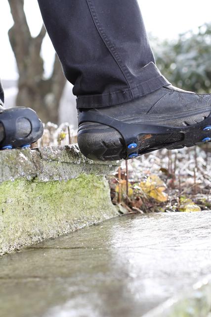 Bei Feuchtigkeit können Stufen innen oder außen gefährlich glatt werden. Eine Antirutschbehandlung sorgt auch nachträglich für Abhilfe. Foto: djd/Supergrip Antirutsch/RioPatuca Images-Fotolia