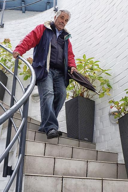 Ein Sturz auf einer steilen Treppe kann zu schmerzhaften Blessuren oder Schlimmerem führen. Foto: djd/Supergrip Antirutsch