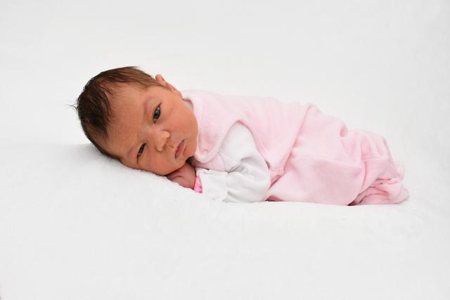 Maya-Stefania Cotelea aus Bruchsal kam am 15.02.2020 in der Fürst-Stirum Klinik Bruchsal zur Welt und wog bei einer Größe von 56 Zentimetern 4270 Gramm. | Foto: babysmile24.de