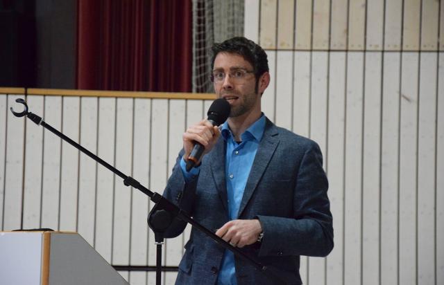 Schulleiter Manuel Sexauer gab unter anderem den Zeitplan für das Vorgehen bis zur Neugründung in Oberderdingen bekannt. | Foto: ch