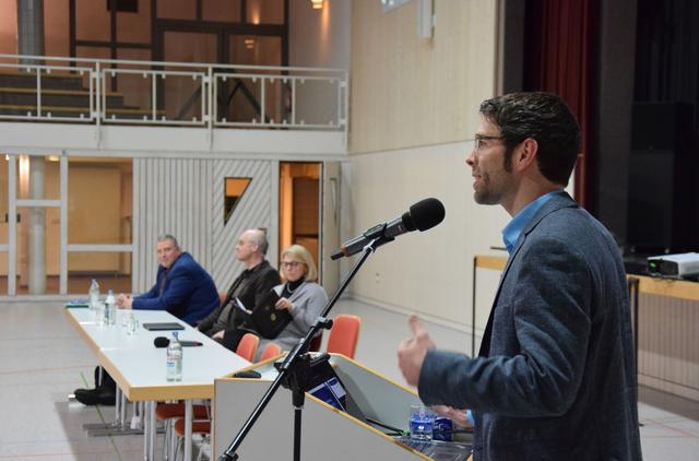 Der Schulleiter des Heisenberg-Gymnasiums Bruchsal, Manuel Sexauer (rechts), erläuterte das naturwissenschaftlich-technische Profil des privaten Ganztagsgymnasiums.  | Foto: ch