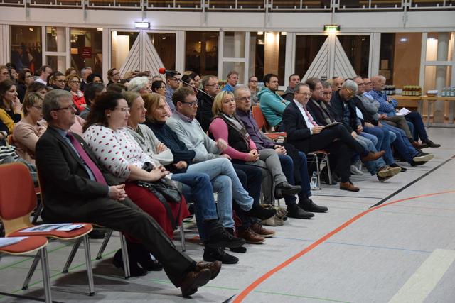 Neben Gemeinderäten und der Landtagsabgeordneten Andrea Schwarz waren auch Vertreter von Schulen und Nachbargemeinden zu der Informationsveranstaltung gekommen. | Foto: ch