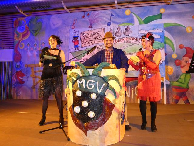 Das neue Moderatorinnen-Duo und ein alter Hase in der Bütt