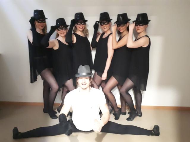 Das MGV Ballett raffiniert wie immer und mit männlicher Unterstützung.