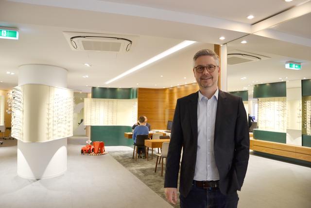 Optik Leonhardt
Der Brillen- und Kontaktlinsen-Spezialist Optik Leonhardt verlängert anlässlich des Französischen Marktes seine Sale-Aktion. Augenoptikermeister Michael Schumacher und sein Team haben gerade die Auszeichnung „TOP 100 Optiker 2020/2021“ vom BGW Institut für innovative Marktforschung in Düsseldorf aus den Händen des Schirmherrn, Schauspieler Uwe Ochsenknecht, erhalten. Bewertet wurde dabei das kundenorientierte Denken und Handeln. Bei Optik Leonhardt wird zum Beispiel Wert auf eine Sehanalyse mithilfe modernste Technik gelegt.  | Foto: ger