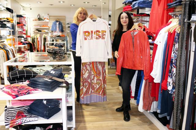 Mode Michel
Der erste Blick auf die neuen Kollektionen bei Mode Michel verrät es: Zarte, aus der Natur inspirierte und pastellige Farbtöne versprühen im Frühling wieder Fröhlichkeit im Kleiderschrank. Das Tolle daran: Sie schmeicheln jeder Figur! Viel Abwechslung versprechen aber auch die sommerlichen Kleidungsstücke, die einer bunten Farbwelt entsprungen zu sein scheinen. Besondere Hingucker sind luftig-leichte, wadenlange Plissee-Röcke, Kleider im Hippie-Stil sowie freche T-Shirts mit einer Jeans-Jacke kombiniert. Die Herrenmode besticht durch gutsitzende Anzüge für jeden Anlass, sei es ein Business-Meeting, Hochzeit oder Konfirmation, florale Blumenhemden und schicke Lederjacken in satten Farben.  | Foto: hk