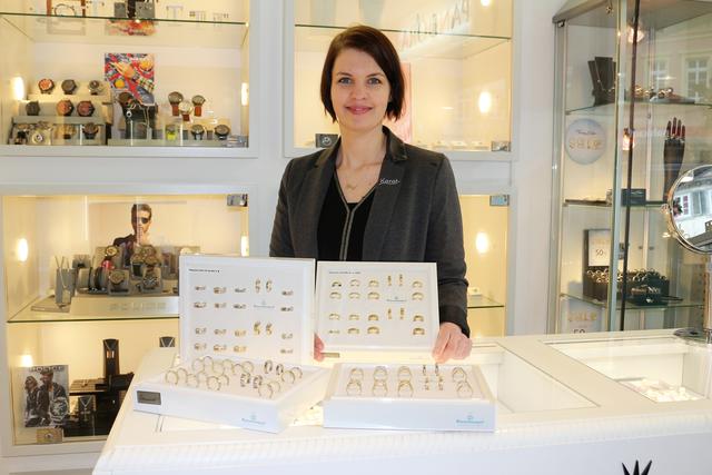 Karat – Uhren & Schmuck
Stilvoll und elegant: So beschreibt Inhaberin Karoline Rill die neue Trauring-Lounge bei Karat – Uhren & Schmuck. Hier wartet auf alle Brautpaare in spe eine facettenreiche Auswahl an Verlobungs- und Eheringen regionaler Trauringhersteller. Pünktlich zum Französischen Markt steht anlässlich des verkaufsoffenen Sonntags, das angesagte Label „Pandora“ im Fokus: Ganz frisch eingetroffen sind die zauberhaften Schmuckstücke aus der „Harry Potter x Pandora“-Kollektion. Mit den handveredelten Charms, Anhängern und Armbändern aus Sterling-Silber und Pandora Shine lässt sich ein einzigartiger und magischer Look kreieren. | Foto: hk