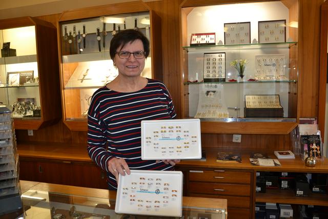 Tic… tac… Pohl
Tic… tac… Pohl ist in Bretten die Anlaufstelle für Uhren und Schmuck. Gerade eingetroffen sind zum Beispiel Ketten mit Kreuzanhänger für die Kommunion. Ein schönes Geschenk zu Konfirmation und Kommunion sind auch Uhren oder – etwas ganz Besonderes – Gold aus dem Goldautomaten. Die Geschäftsführerinnen Agathe Pohl und Monika Lawetzki halten auch eine große Auswahl an Trauringen bereit. „Hereinschauen lohnt sich“, verspricht Agathe Pohl. „Zum Teil haben wir auch schon Messeneuheiten erhalten.“  | Foto: ger