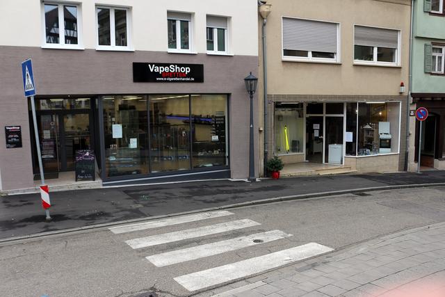 Elektro-Technik Simmel
Aufgrund von Umbauarbeiten in den Verkaufsräumen in der Friedrichstraße, ist Elektro-Technik Simmel seit Mitte Januar in der Pforzheimer Straße 3 direkt am Marktplatz zu finden. Das Büro bleibt wie gehabt in der Friedrichstraße. Das bereits im Jahr 1975 gegründete Geschäft zeichnet sich durch eine vielfältige Auswahl aus: Angeboten werden Artikel aus dem Sortiment für Freizeit- und Fahrtenbedarf, von Campingzubehör über Spiele für Kinder bis zu Freizeitbekleidung. Das Kerngeschäft ist jedoch der Elektrobedarf: Geführt wird alles von der LED-Leuchte über kleine Haushaltsgeräte wie Zeitschaltuhren bis zu großen Geräten wie Waschmaschinen, Trocknern, Geschirrspülern oder E-Herden. Gleich neben Elekro-Technik Simmel befindet sich der VapeShop Bretten. Auf rund 120 Quadratmetern ist eine ungewöhnlich große Produktauswahl rund ums „Dampfen“ zu finden.  | Foto: hk