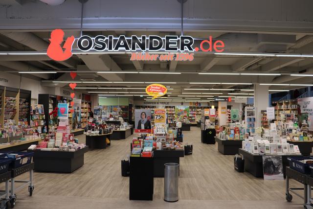 Herzlich willkommen bei Osiander
Auf 300 Quadratmetern lädt Osiander in Bretten ein, die Welt der Bücher zu entdecken. Das breite Sortiment lässt keine Wünsche offen: Neben schönen Romanen, spannenden Krimis und Sachbüchern zu aktuellen Themen, finden die Besucher bei Osiander eine große Kinder- und Jugendbuchabteilung mit vielen Geschichten und Ideen für die kleinen und größeren Leser. Die große Auswahl an Ratgebern zu den Themen Kochen, Natur und Gesundheit wird von einer liebevollen Zusammenstellung an Geschenkartikel, Kalendern und Postkarten ergänzt. Auch Zeitschriften gibt es bei Osiander. | Foto: ger