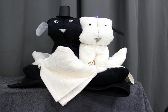 Mößner
Im Herzen der Melanchthonstadt betreibt Daniela Mößner ihr Geschäft rund ums Bad. In den Regalen finden Kunden kuschelige Handtücher, schicke Zahnputzbecher und Wäscheboxen, „Florex“-Seifen aus Schafsmilch, moderne Duschvorhänge und vieles mehr. Mit viel Liebe zum Detail stellt Daniela Mößner Handtuch-Geschenke auf Vorbestellung zusammen. Praktischerweise dient das hell und ansprechend gestaltete Geschäft in der Fußgängerzone auch als Anlaufpunkt für den Handwerksbetrieb von Daniela Mößners Ehemann. | Foto: hk